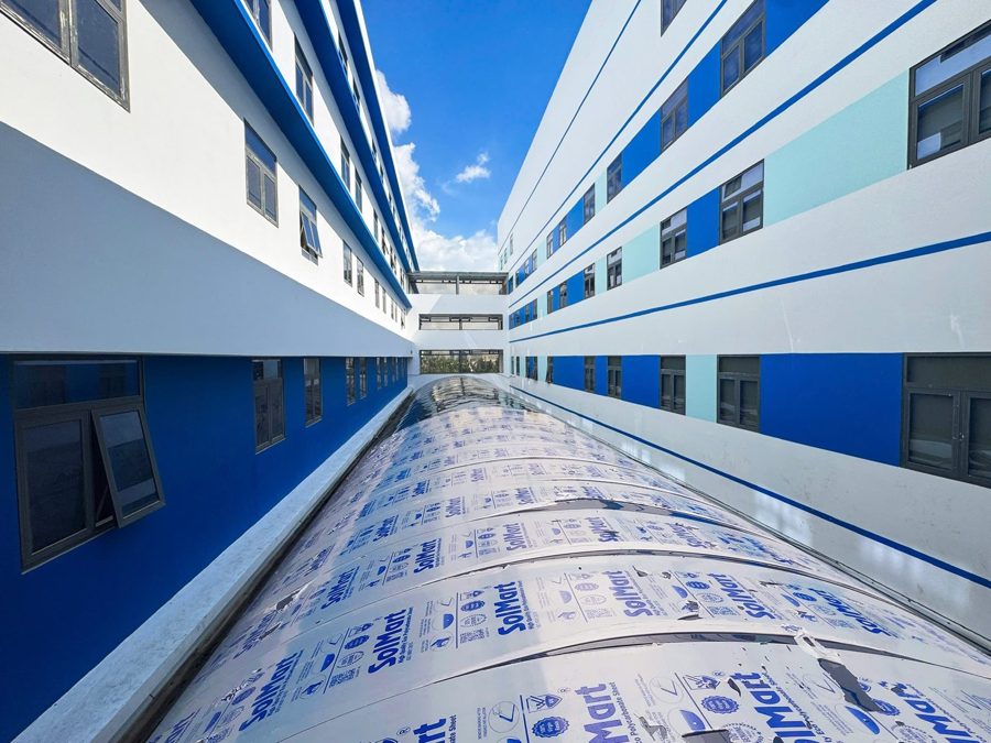 Bóc màng bảo vệ trên mái vòm poly xám khói sau khi lắp