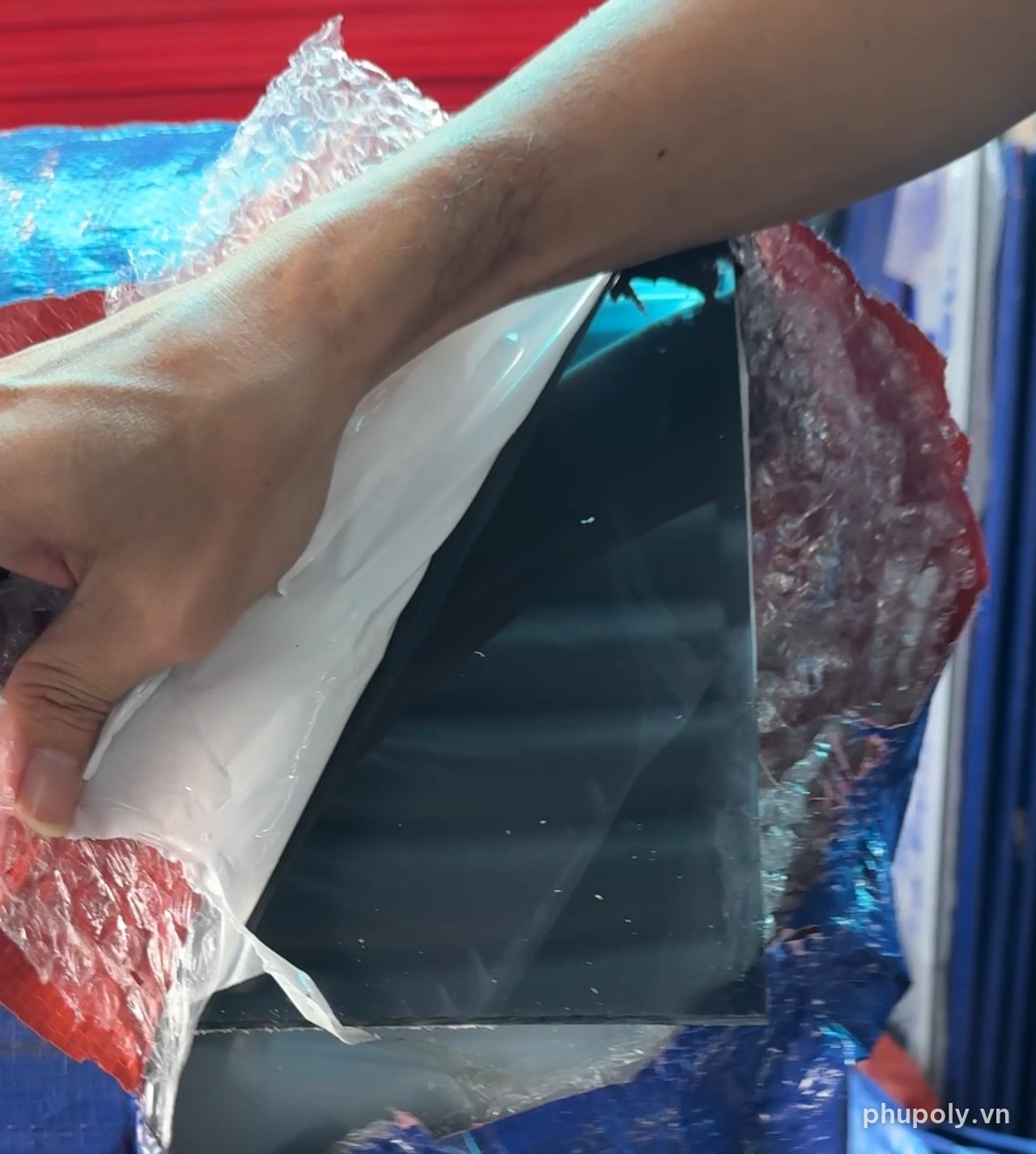 Bóc màng bảo vệ tấm poly đặc SolMart 6mm màu xám xanh tại kho Phú Poly