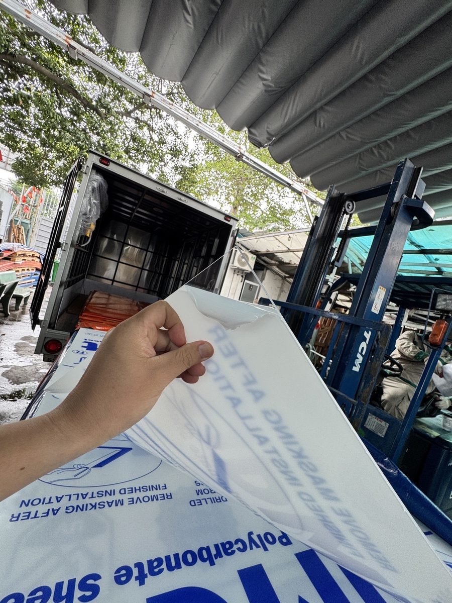 Bóc màng bảo vệ tấm poly đặc SolMart, tấm trong suốt nhìn xuyên