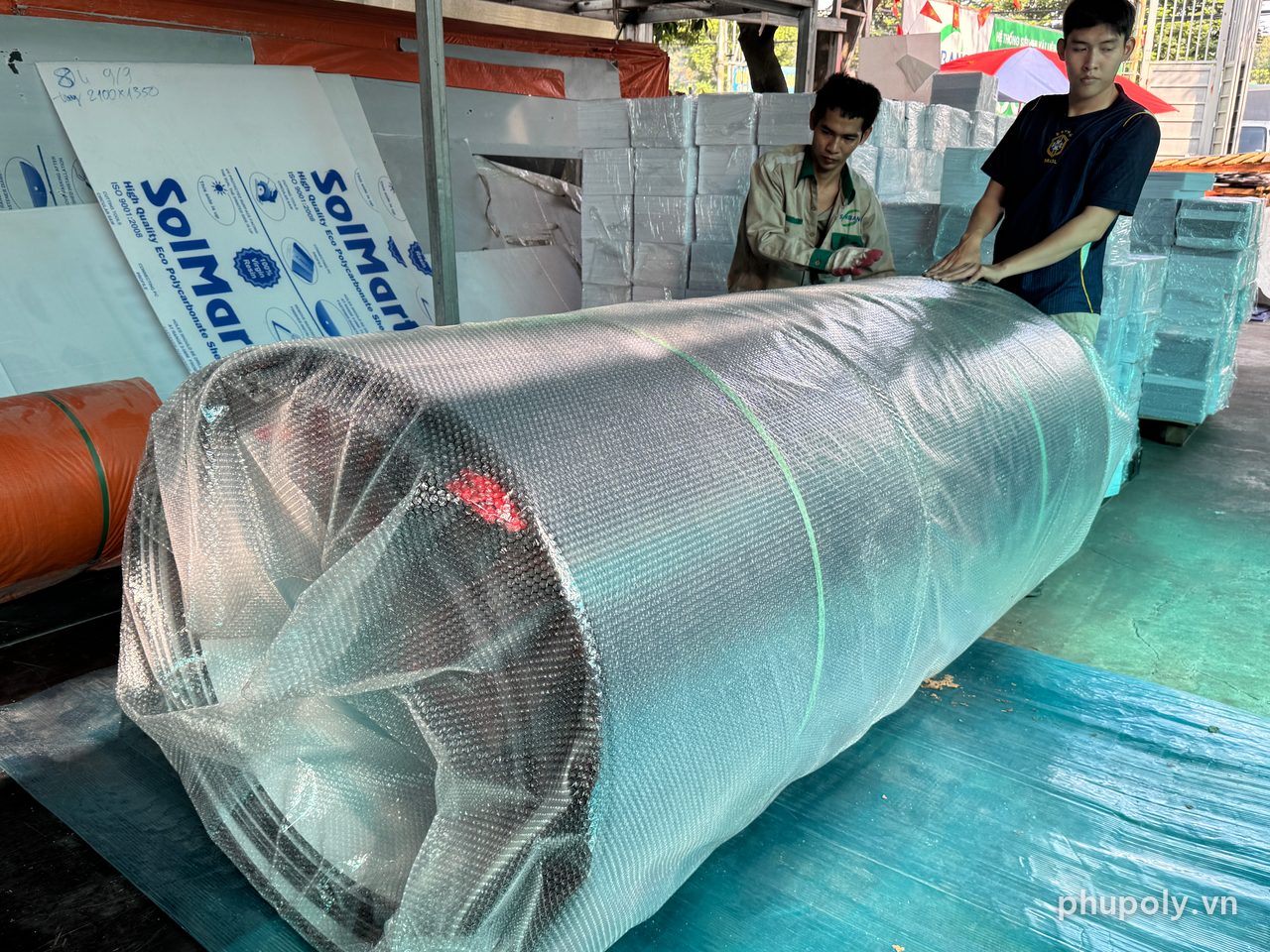 Bọc nilon bóng khí cuộn tấm poly rỗng xám khói trước khi giao
