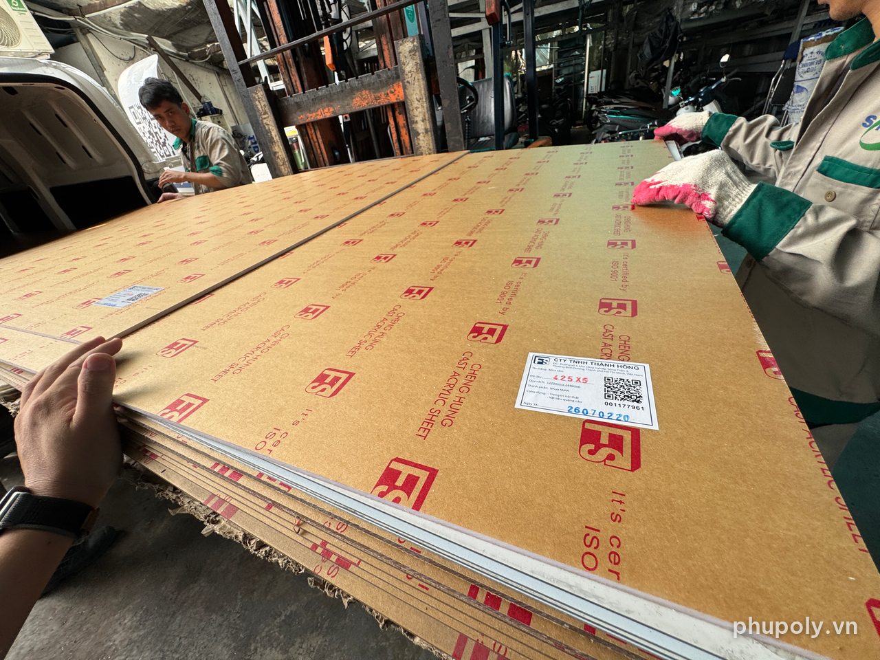 Nhân viên bốc tấm mica FS Cheng Hung tại kho