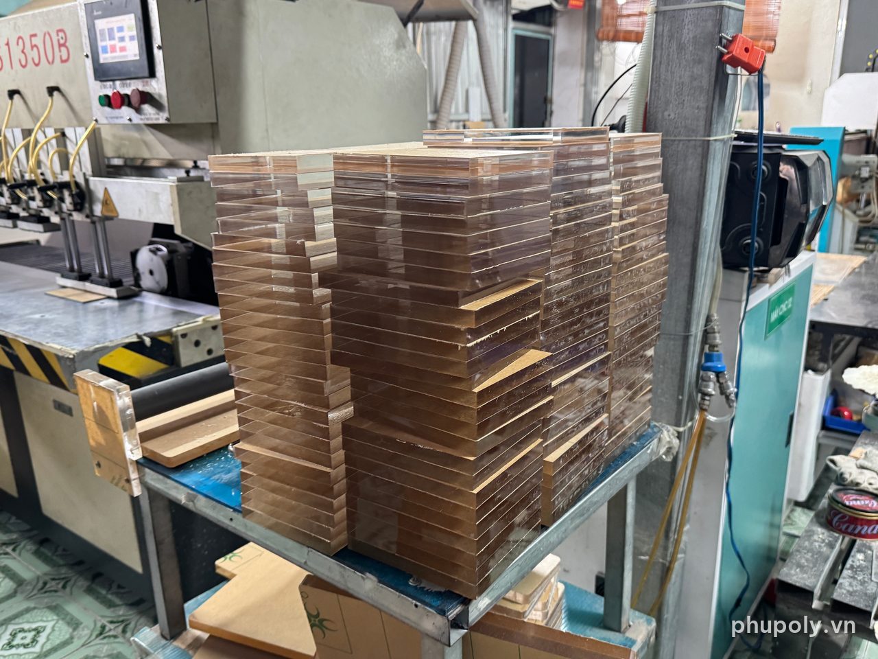 Cầm hai chi tiết mica dày 20mm còn giấy bảo vệ FS và Chochen