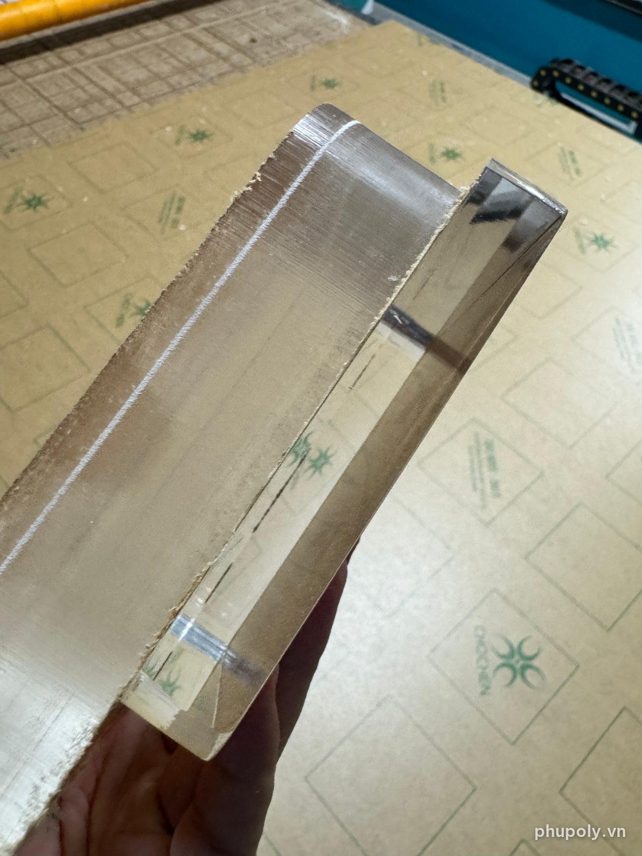 Cạnh tấm mica dày sau khi cắt CNC