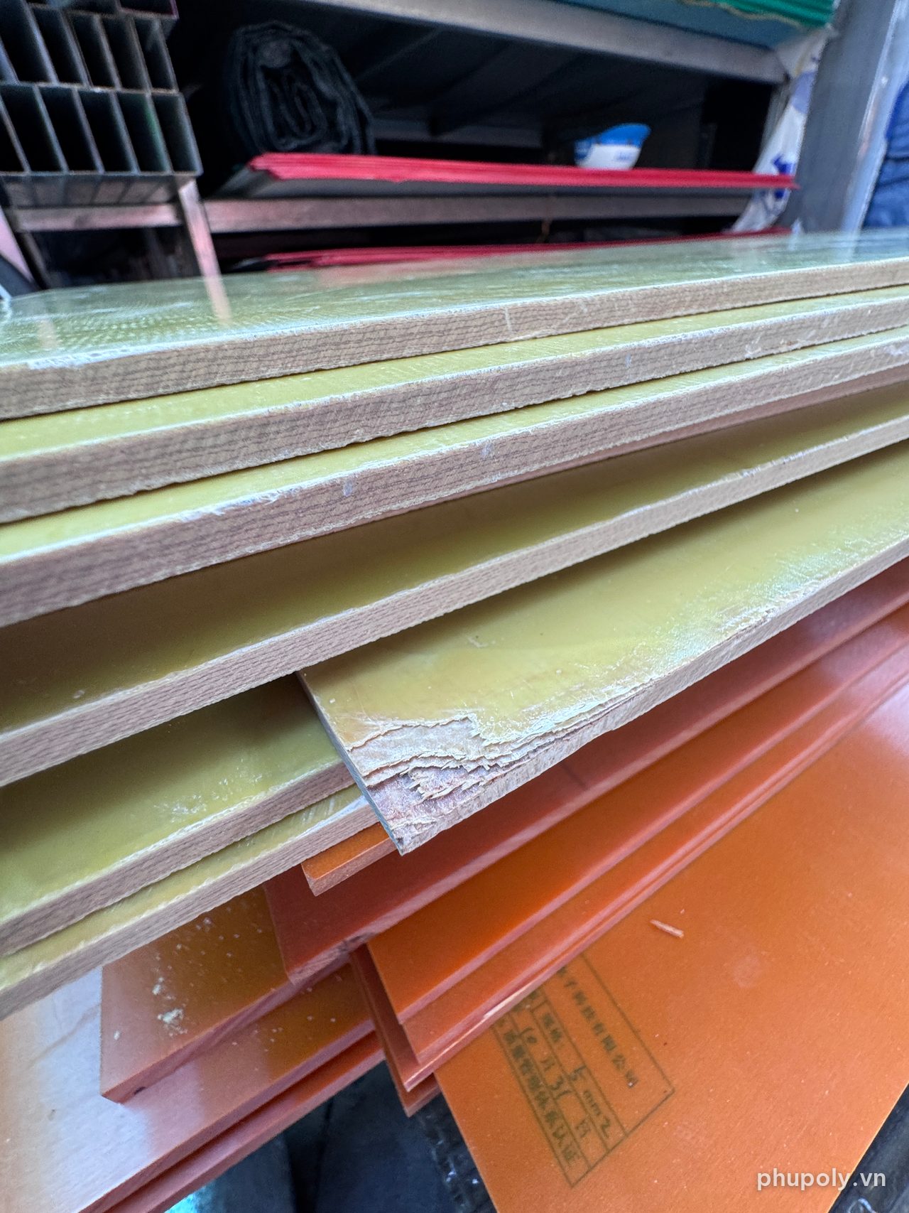 Cạnh tấm phíp vàng bị sứt, lộ lớp sợi thủy tinh bên trong