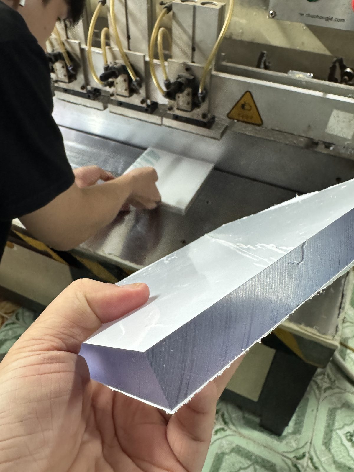 Cạnh tấm poly đặc dày sau khi qua máy đánh bóng cạnh kim cương tại xưởng