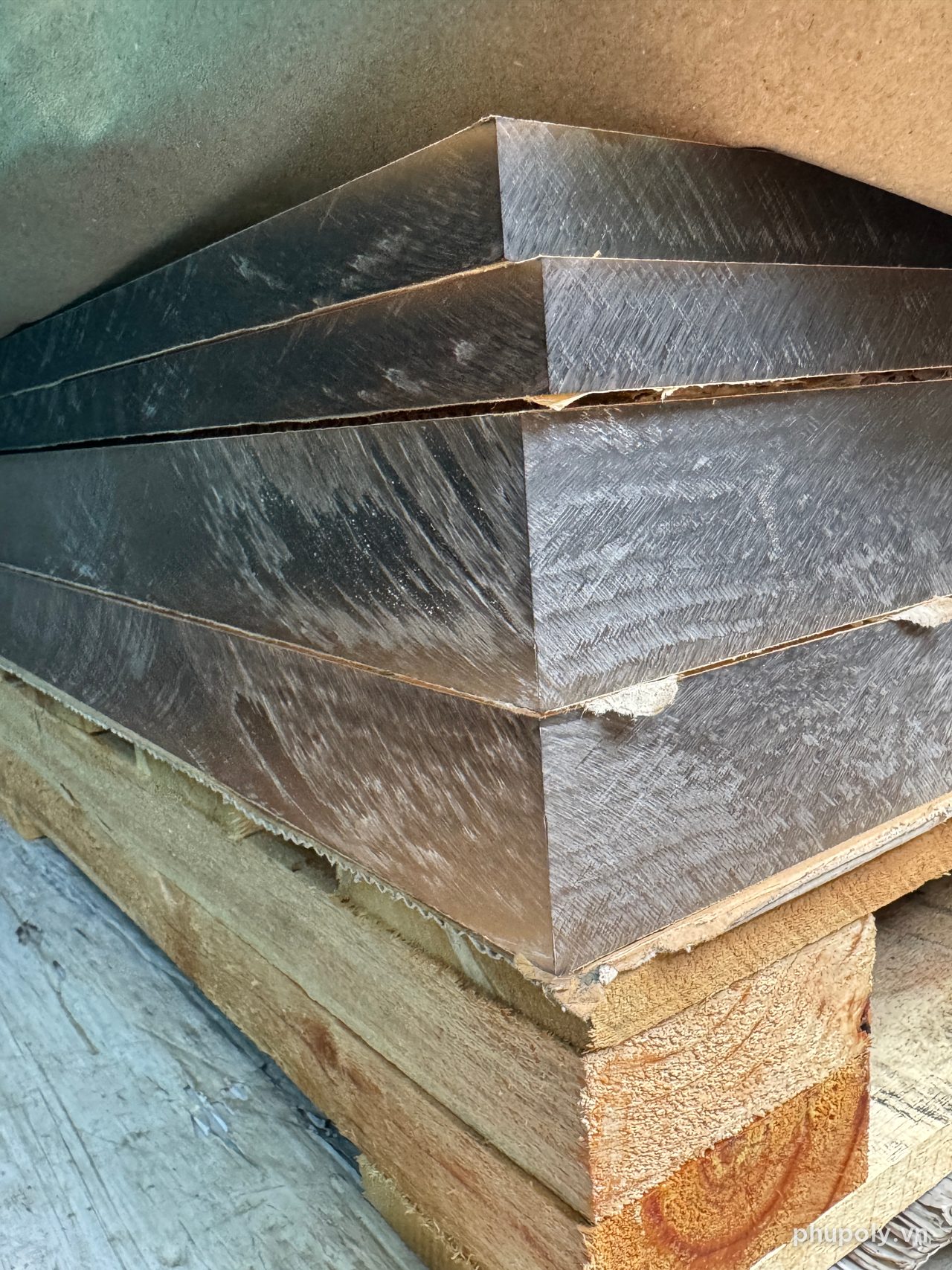 Cạnh tấm mica dày xếp chồng trên pallet