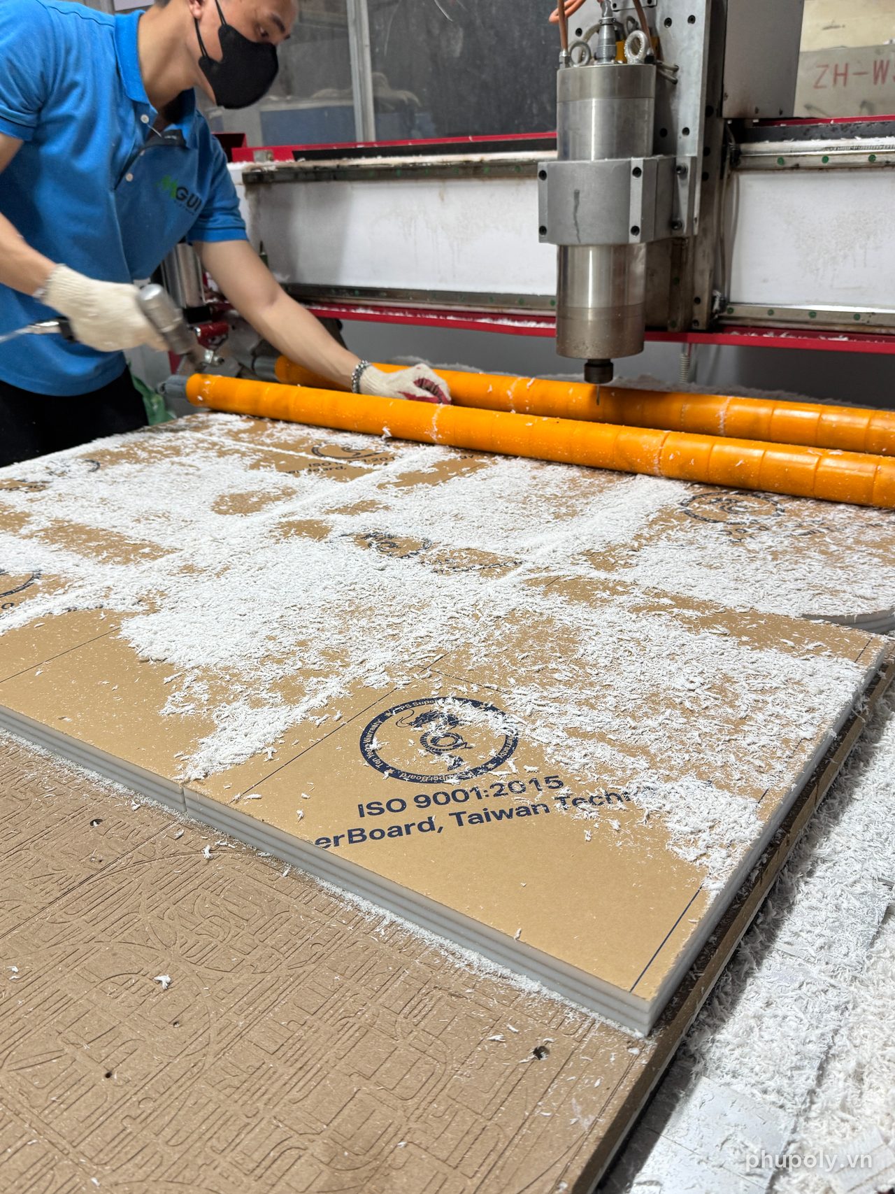 Thợ xưởng Phú Poly cắt CNC tấm mica PS trắng sữa 8mm làm vách ngăn bàn học