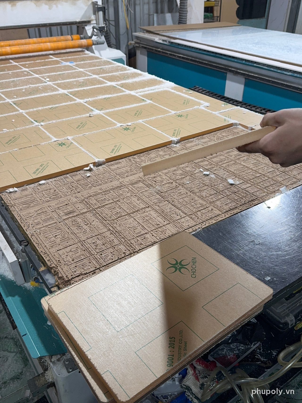 Cắt CNC tấm mica Chochen tại xưởng