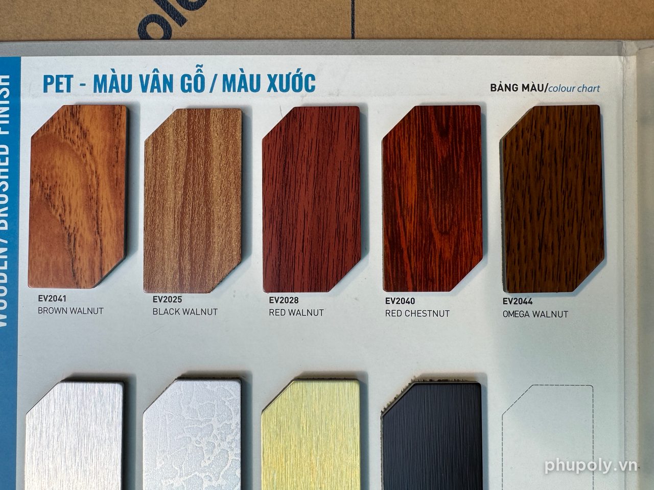 Catalogue Alcorest PET vân gỗ và vân xước: EV2025 BLACK WALNUT hàng trên, EV2033 xước đen hàng dưới