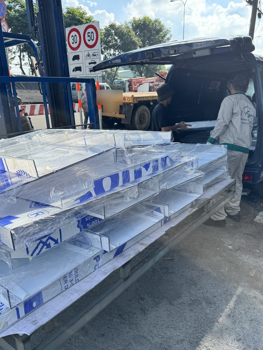 Chất cover poly chữ U lên xe giao cho khách