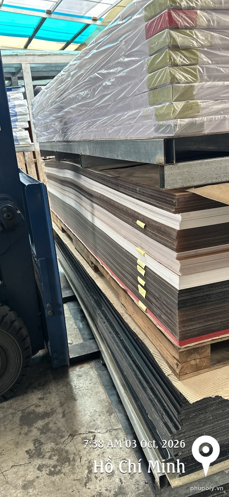 Chồng tấm mica nhiều độ dày, nhiều màu trong kho