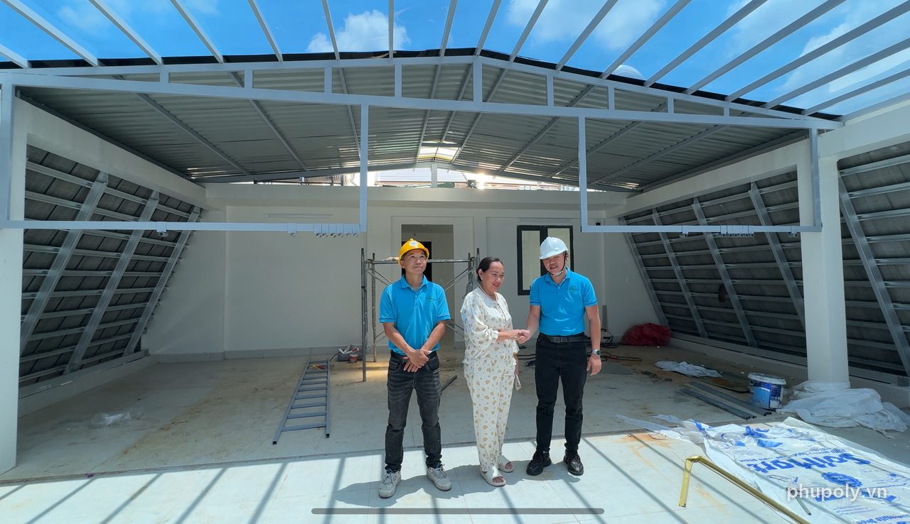 Chủ nhà và hai nhân viên Phú Poly nghiệm thu mái poly đặc xám khói 5mm