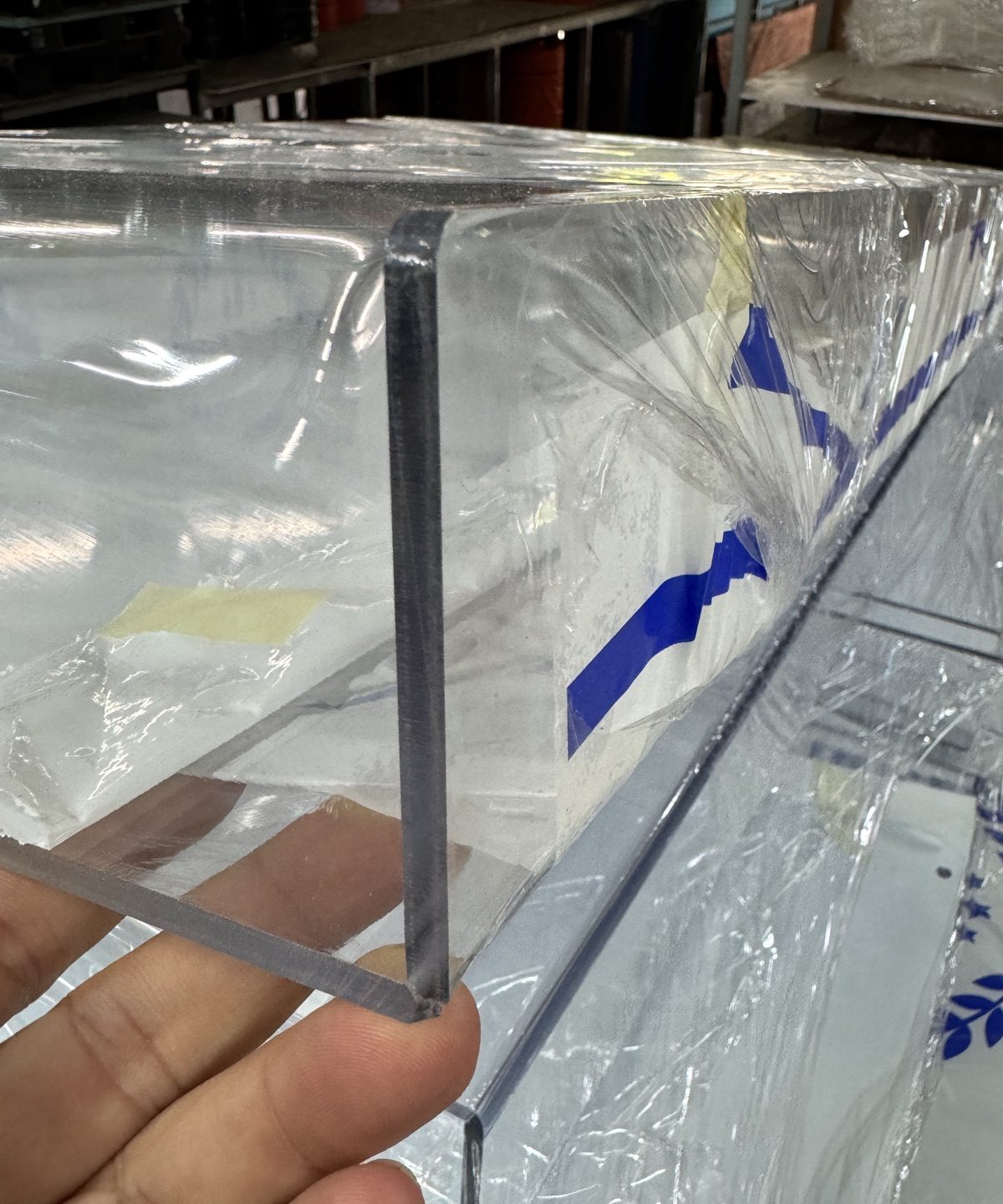 Góc uốn của cover máy chữ U bằng poly đặc 5mm, bọc màng chít trước khi giao