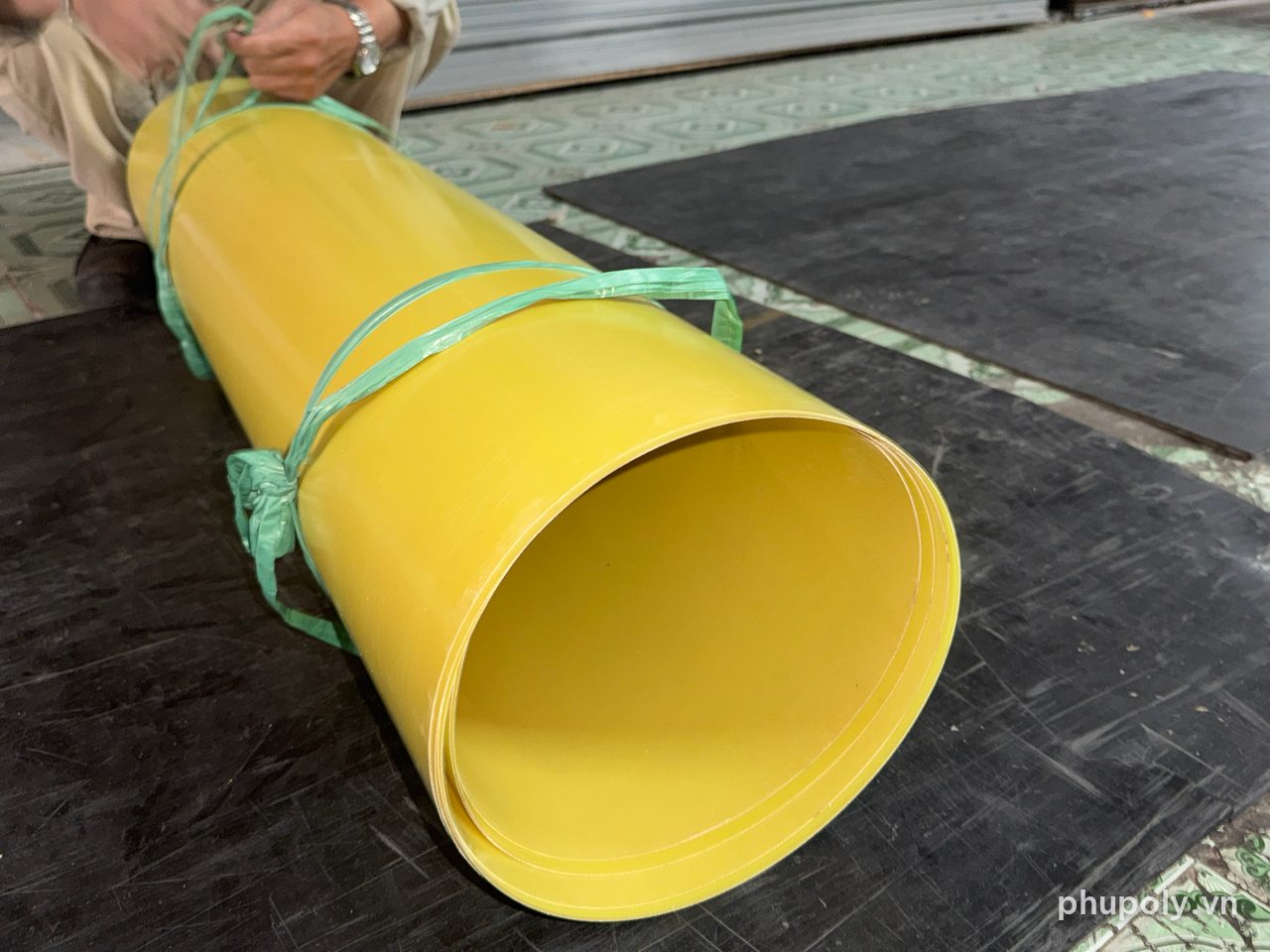 Cuộn phíp vàng 3240 dày 1mm buộc dây, đặt trên nền kho