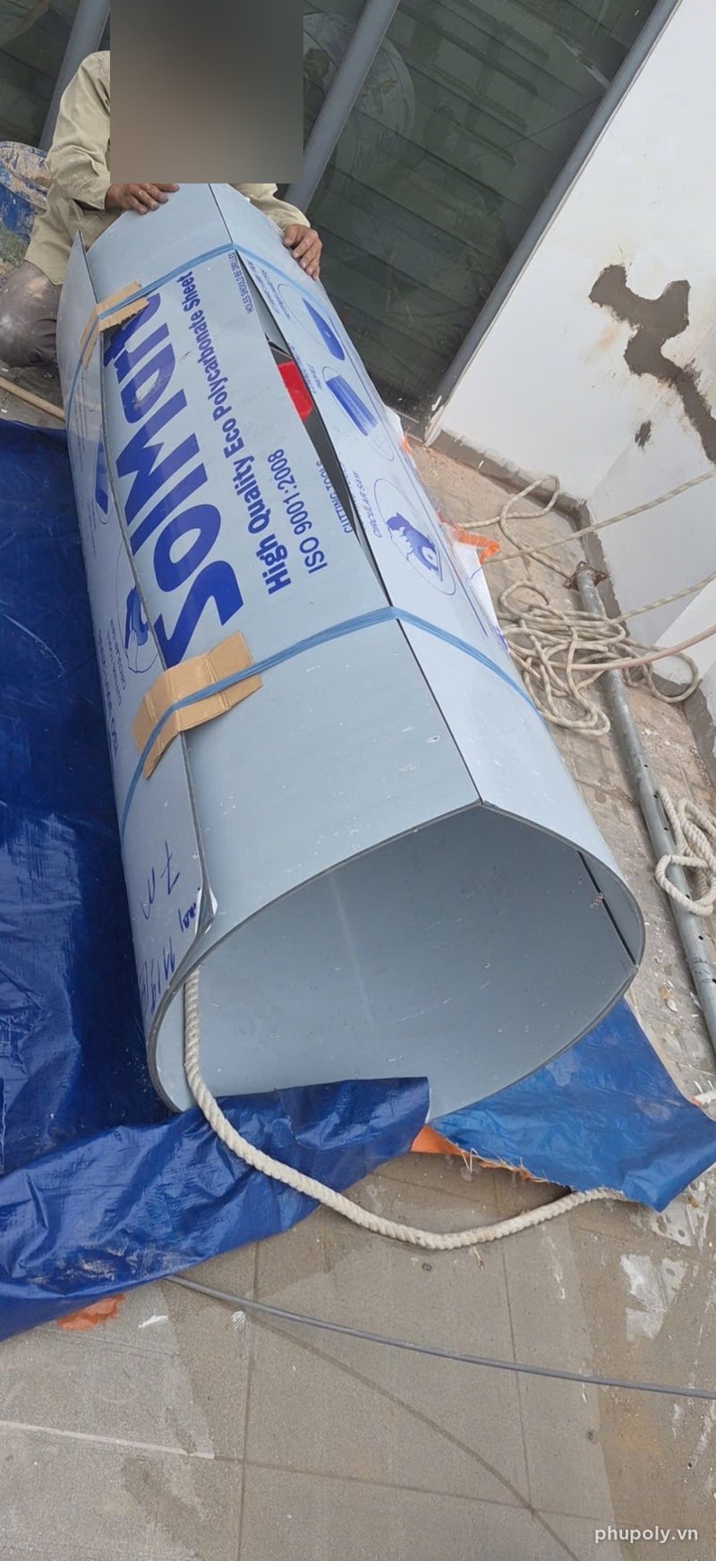Cuộn poly đặc bị luồn dây thừng qua lòng cuộn, thân cuộn méo thành nhiều cạnh