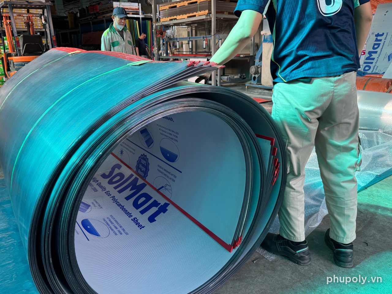 Cuộn tấm poly rỗng SolMart xám khói tại kho Phú Poly ở Thủ Đức