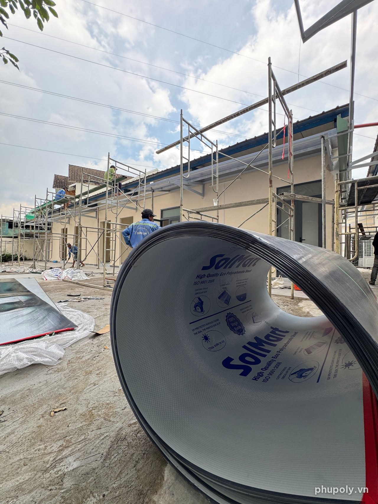 Cuộn tấm poly rỗng SolMart xám khói giao tới công trình trường học ở Phước Long