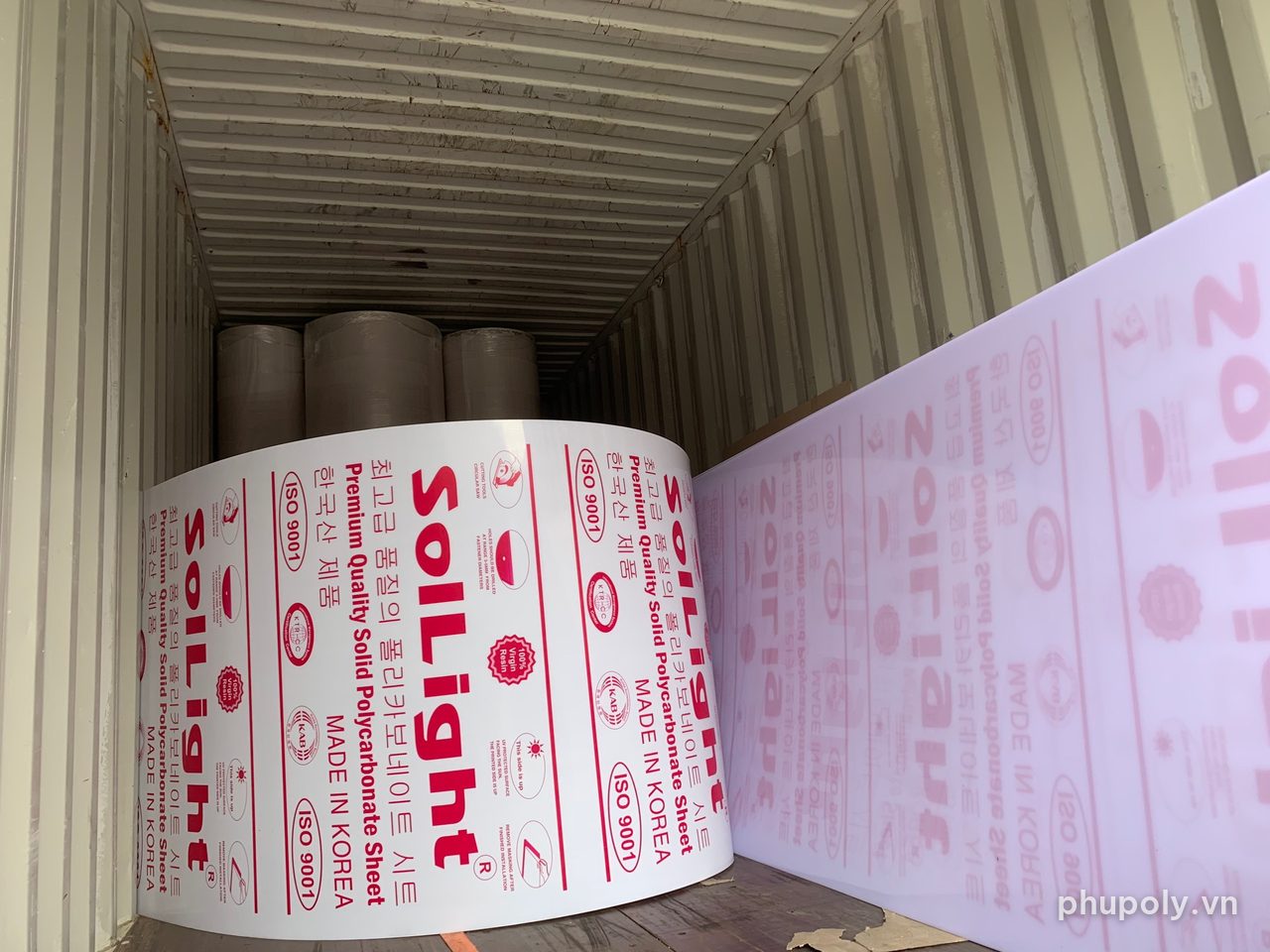 Cuộn poly SolLight và tấm phẳng trong container lúc khui hàng