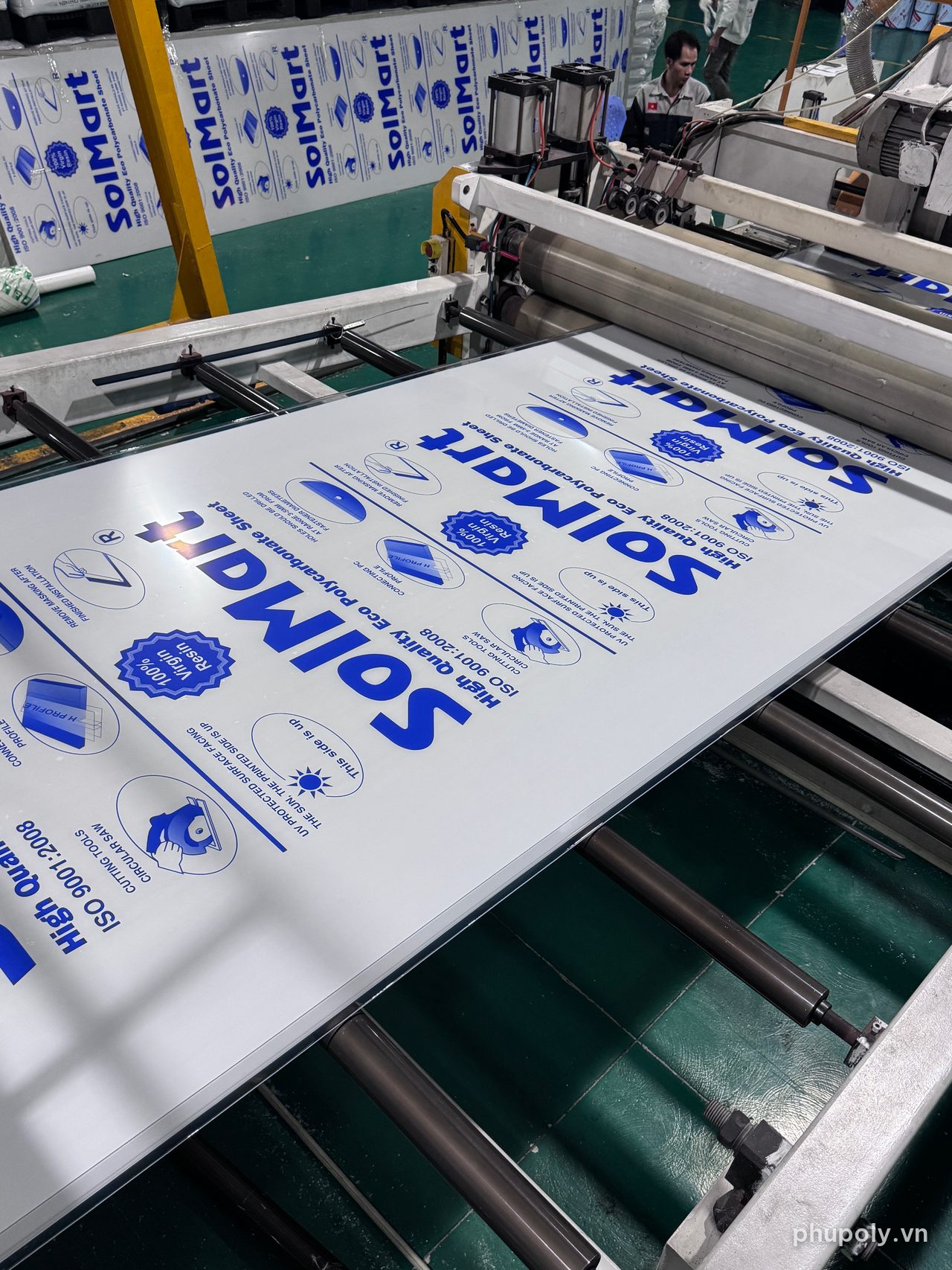 Tấm poly đặc SolMart trên dây chuyền sản xuất tại nhà máy Sơn Băng