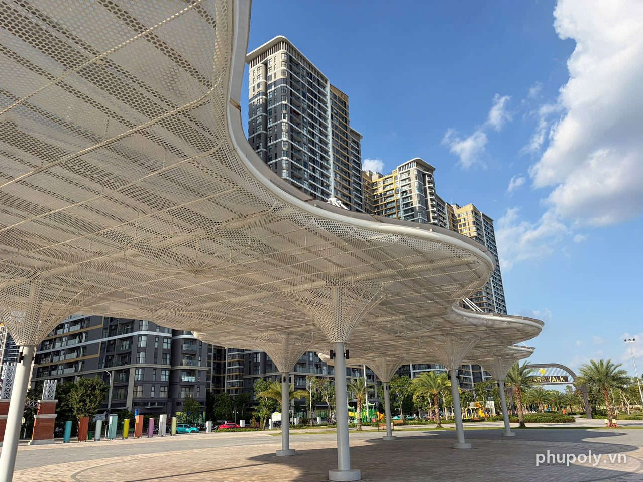 Dãy mái che cánh hoa trong công viên Vinhomes Grand Park lợp poly SolMart 3