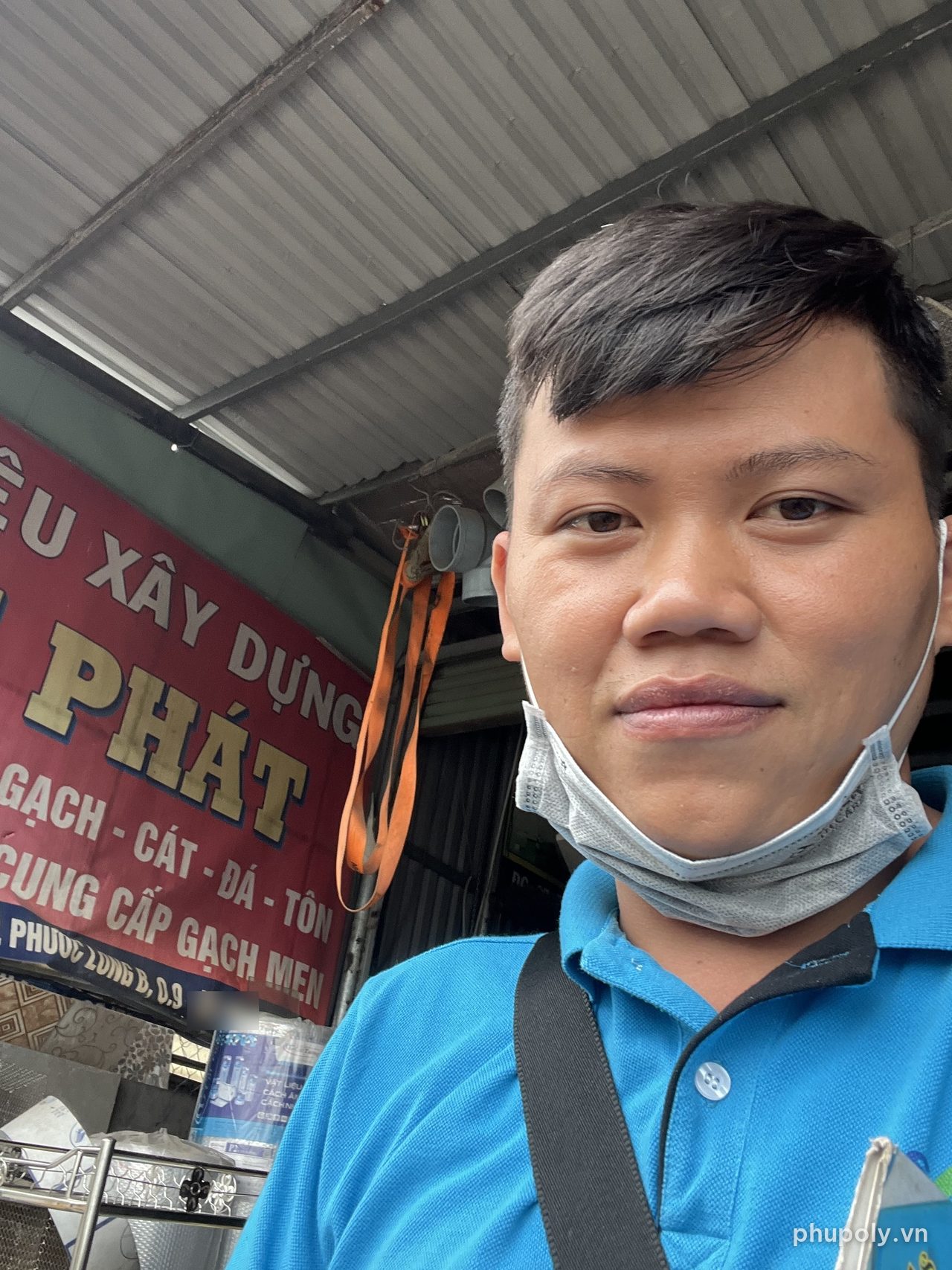 Đinh Bảo Phú chào hàng tấm poly tại cửa hàng vật liệu xây dựng Phước Long B, Thủ Đức, 6/2023