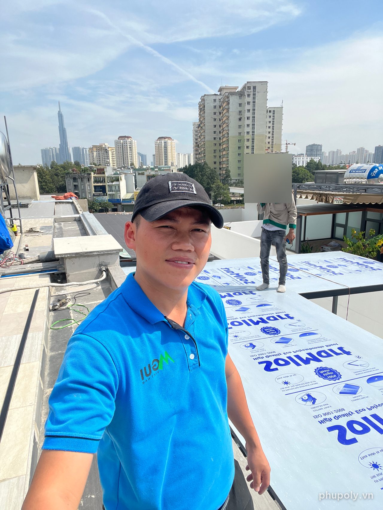 Đinh Bảo Phú trên sân thượng nhà dân, tấm poly SolMart còn màng đang được lợp