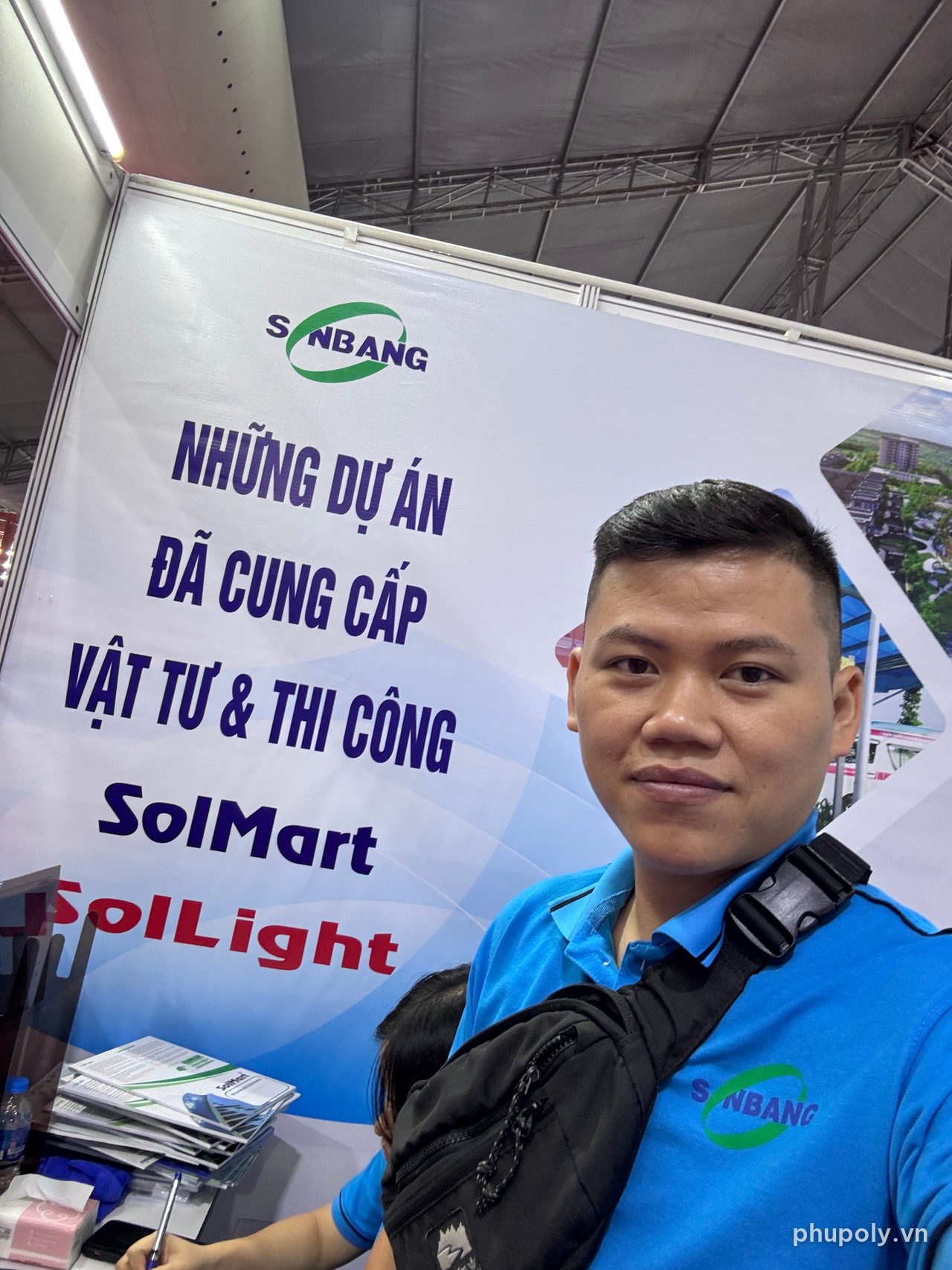 Đinh Bảo Phú mặc áo Sơn Băng tại gian hàng Sơn Băng, triển lãm Vietbuild Hà Nội