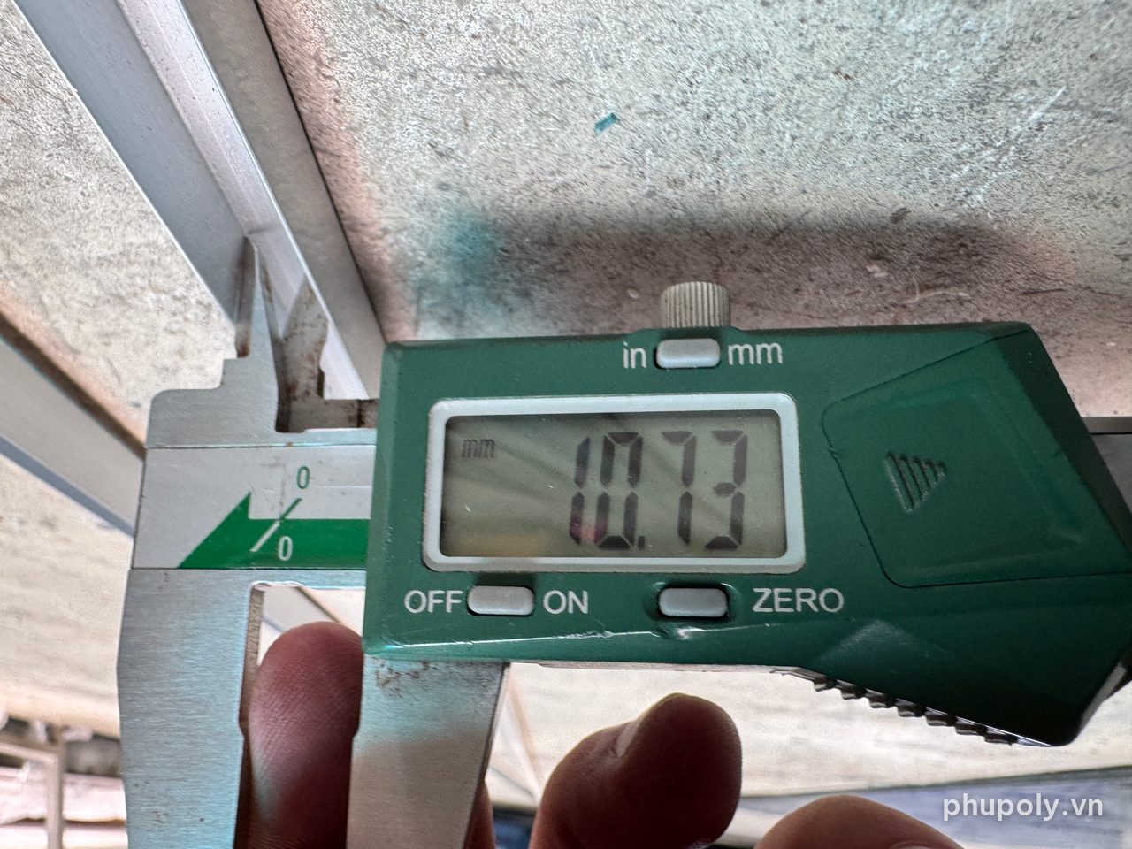 Đo lòng nẹp U12 nhôm bằng thước kẹp, hiện 10,73mm