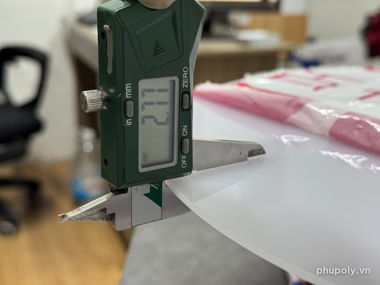 Thước kẹp đo tấm poly tản sáng đã gỡ màng, hiện 2,77mm