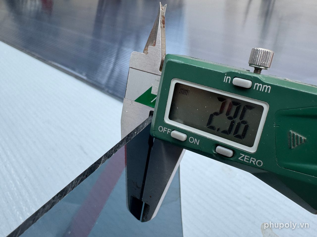 Thước kẹp đo tấm poly đặc SolMart 7 xám khói 3mm sau khi bóc màng: 2,96mm