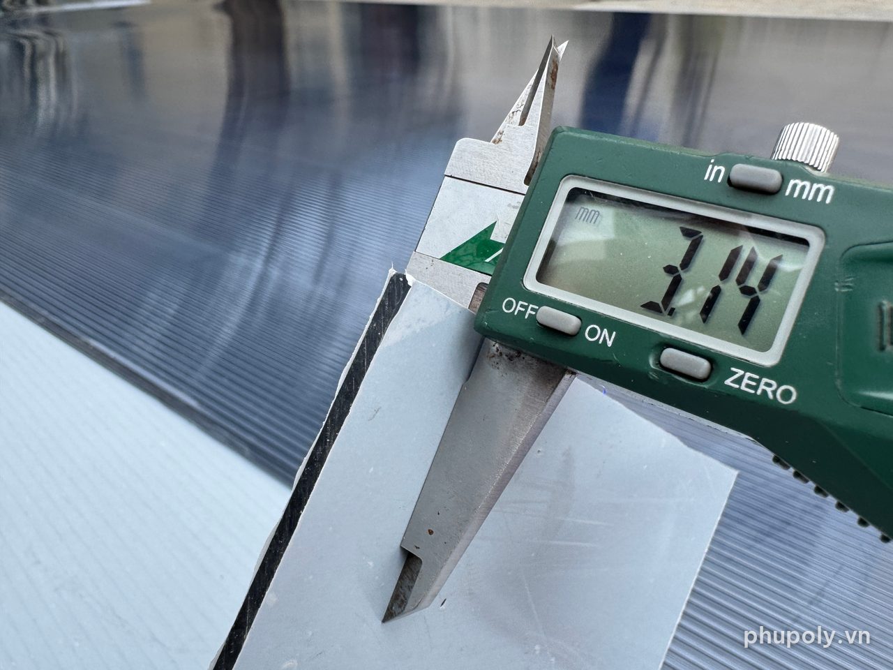 Thước kẹp đo tấm poly đặc SolMart 7 xám khói 3mm còn màng bảo vệ: 3,14mm