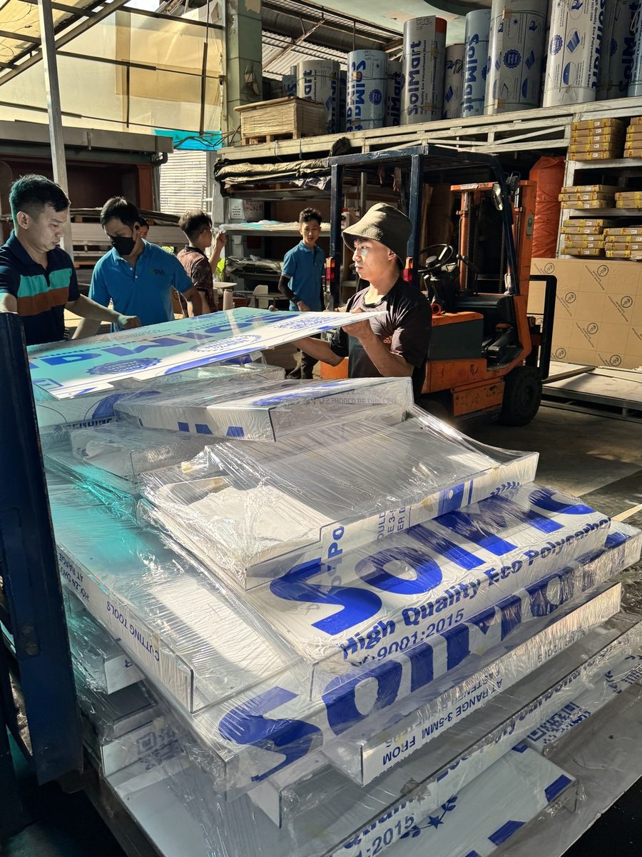 Đóng gói cover poly chữ U tại kho Thủ Đức, xếp lên pallet