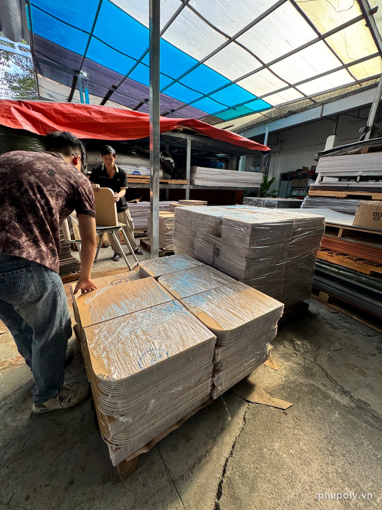 Thợ đóng pallet vách ngăn mica PS 8mm đã cắt tại kho Thủ Đức