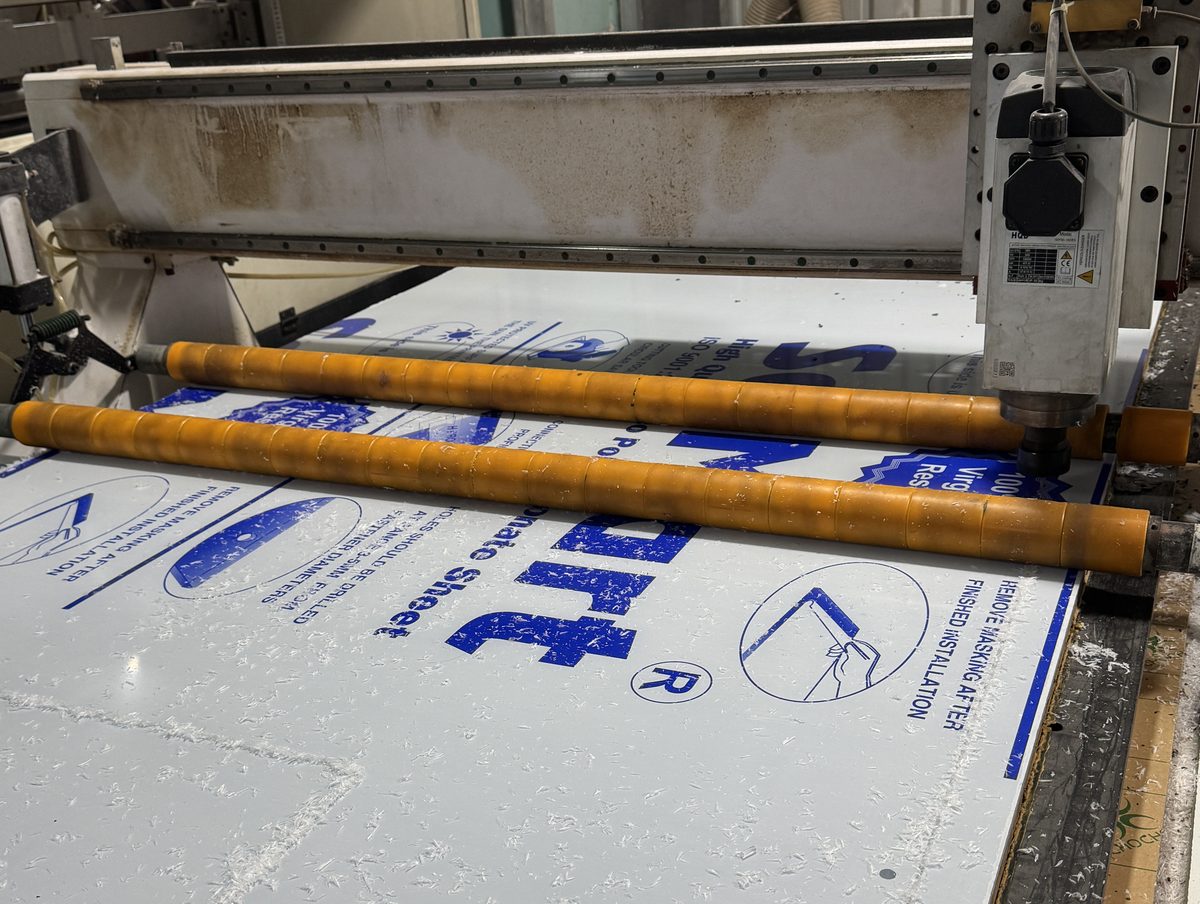 Máy CNC Router phay tấm poly đặc SolMart 5mm theo file DXF, trục lăn ép phôi, màng bảo vệ còn nguyên