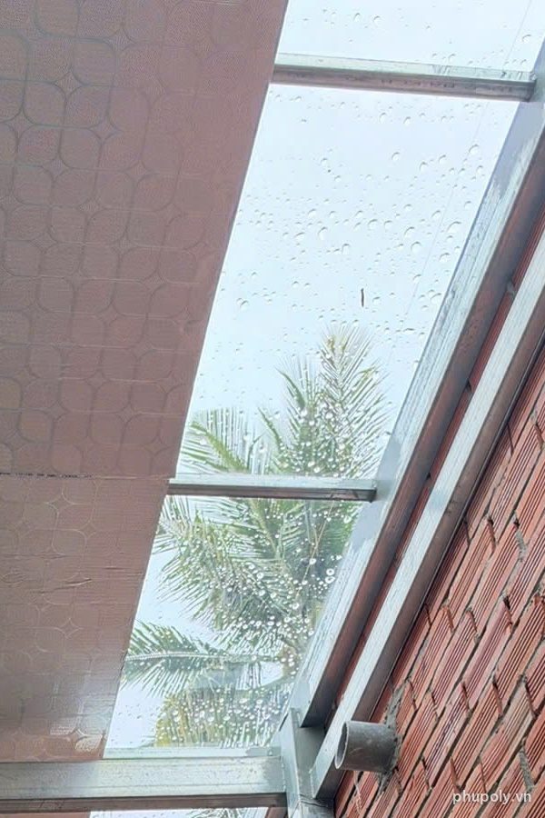 Cận cảnh giọt nước mưa đọng trên dải poly đặc trong 5mm đã lợp ở Phú Quốc