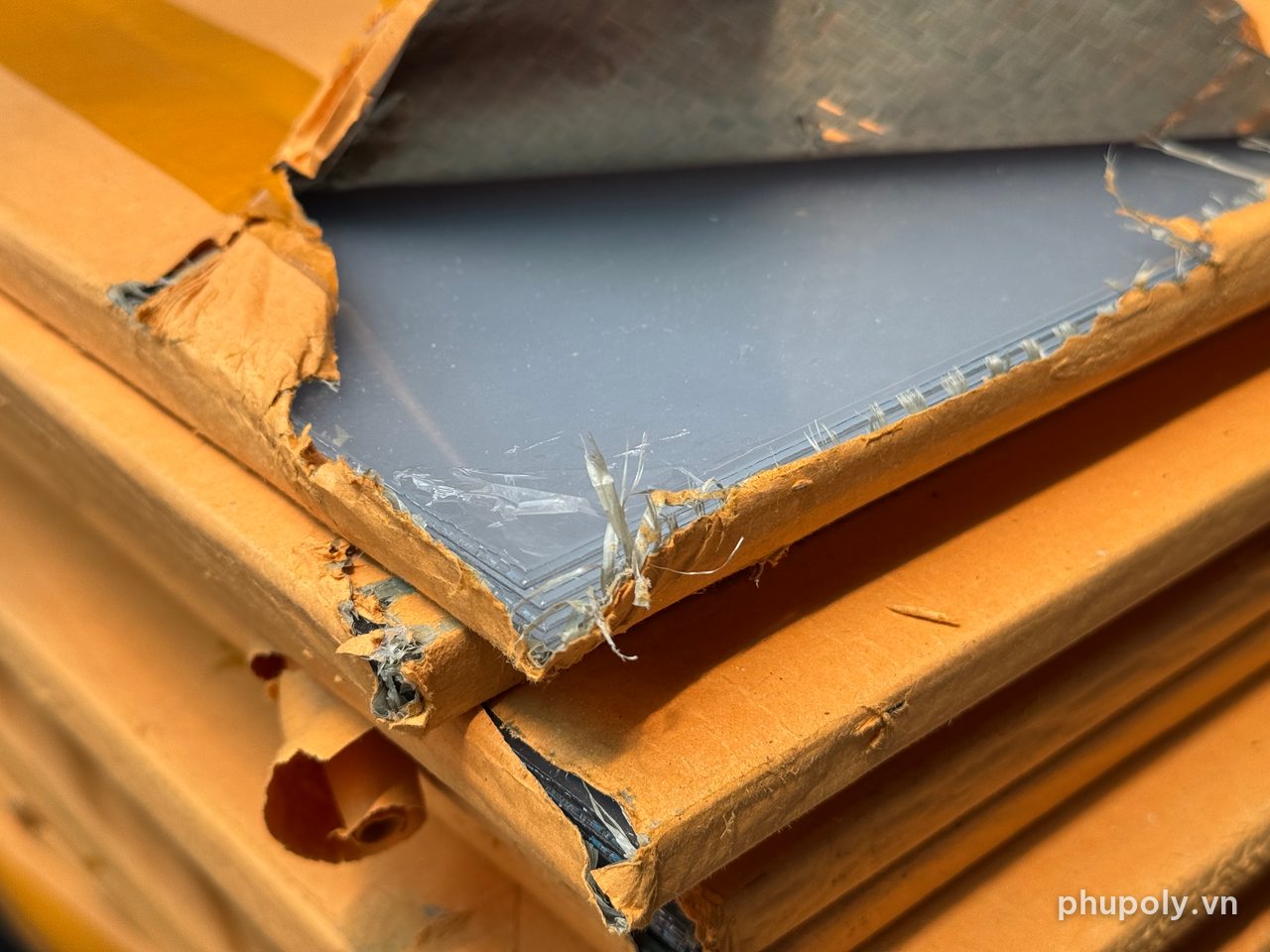 Góc tấm nhựa PE trong suốt 3mm lật lớp carton, mặt tấm còn màng bảo vệ