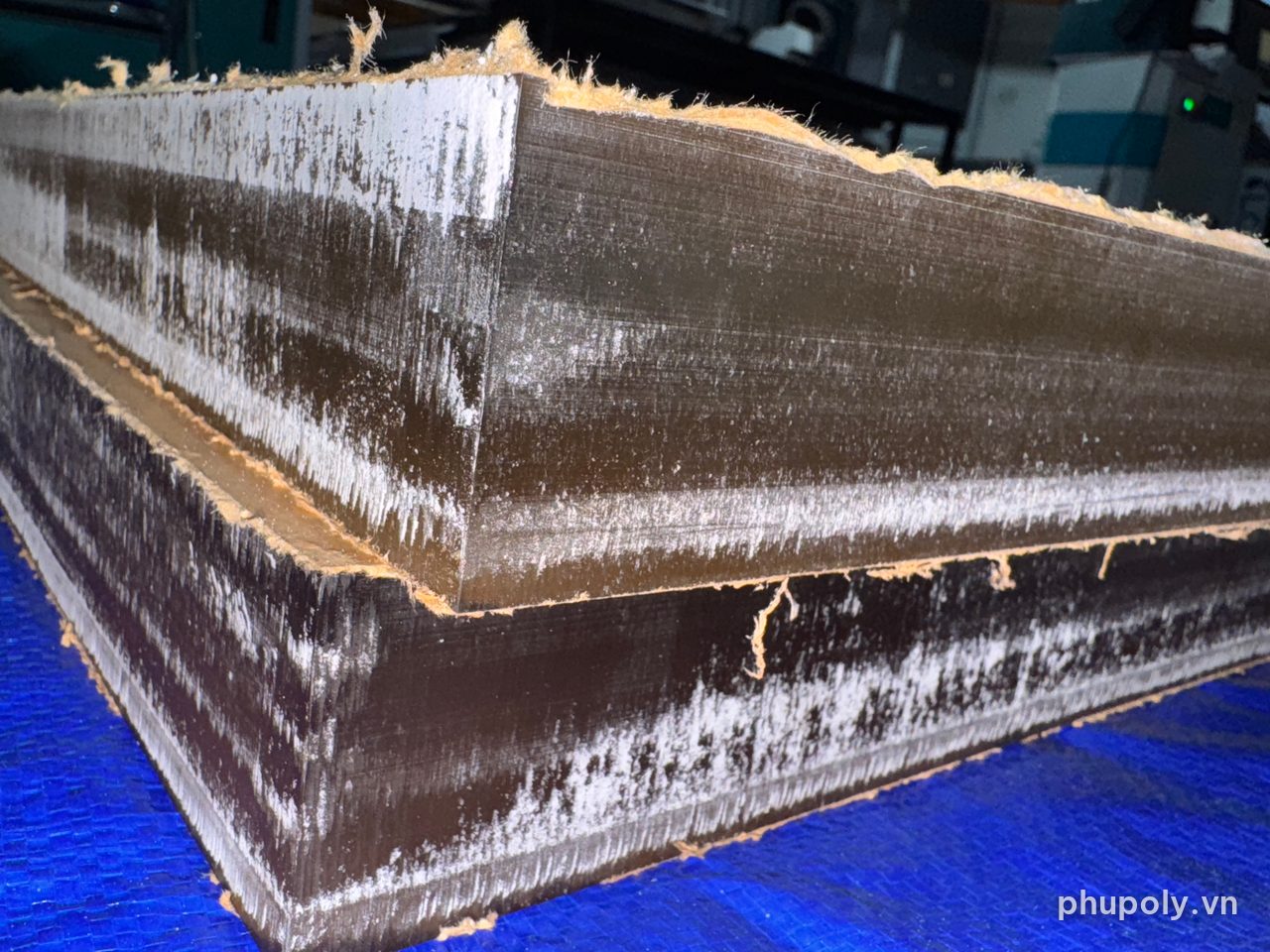 Hai tấm mica trong 50mm cắt lẻ 970 × 770mm xếp chồng, cạnh còn vết dao trắng, chưa đánh bóng