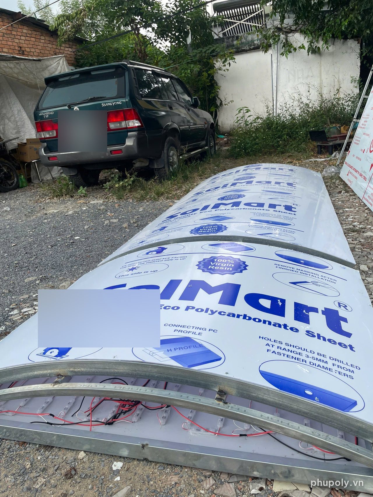Hộp đèn cong ngoài trời, mặt tấm poly đặc SolMart trắng sữa còn màng, đèn LED bên trong