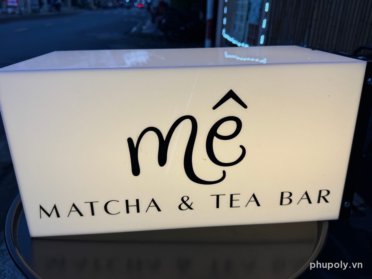 Hộp đèn để bàn làm từ mica sữa 425 dày 2mm lúc bật đèn buổi tối