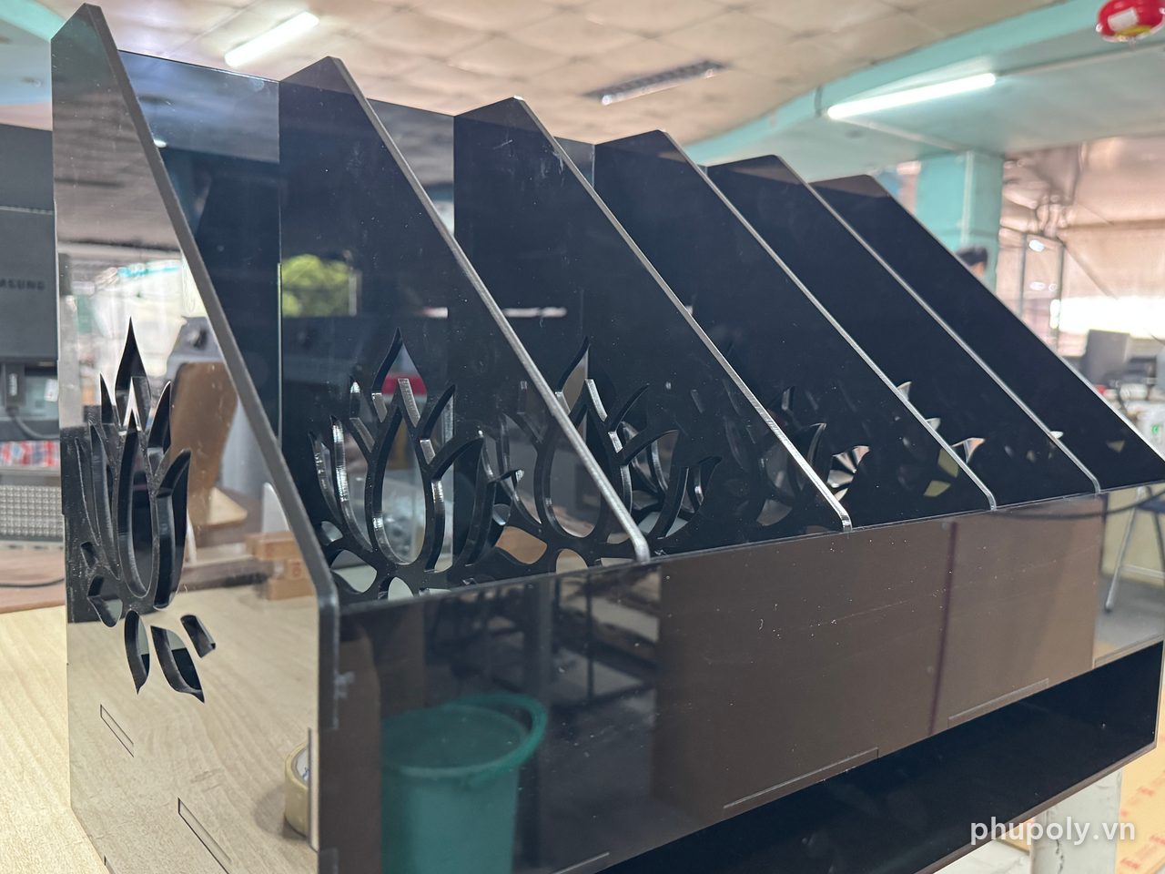 Cận cảnh kệ hồ sơ mica đen, các vách cắt hoa văn hoa sen xếp nghiêng