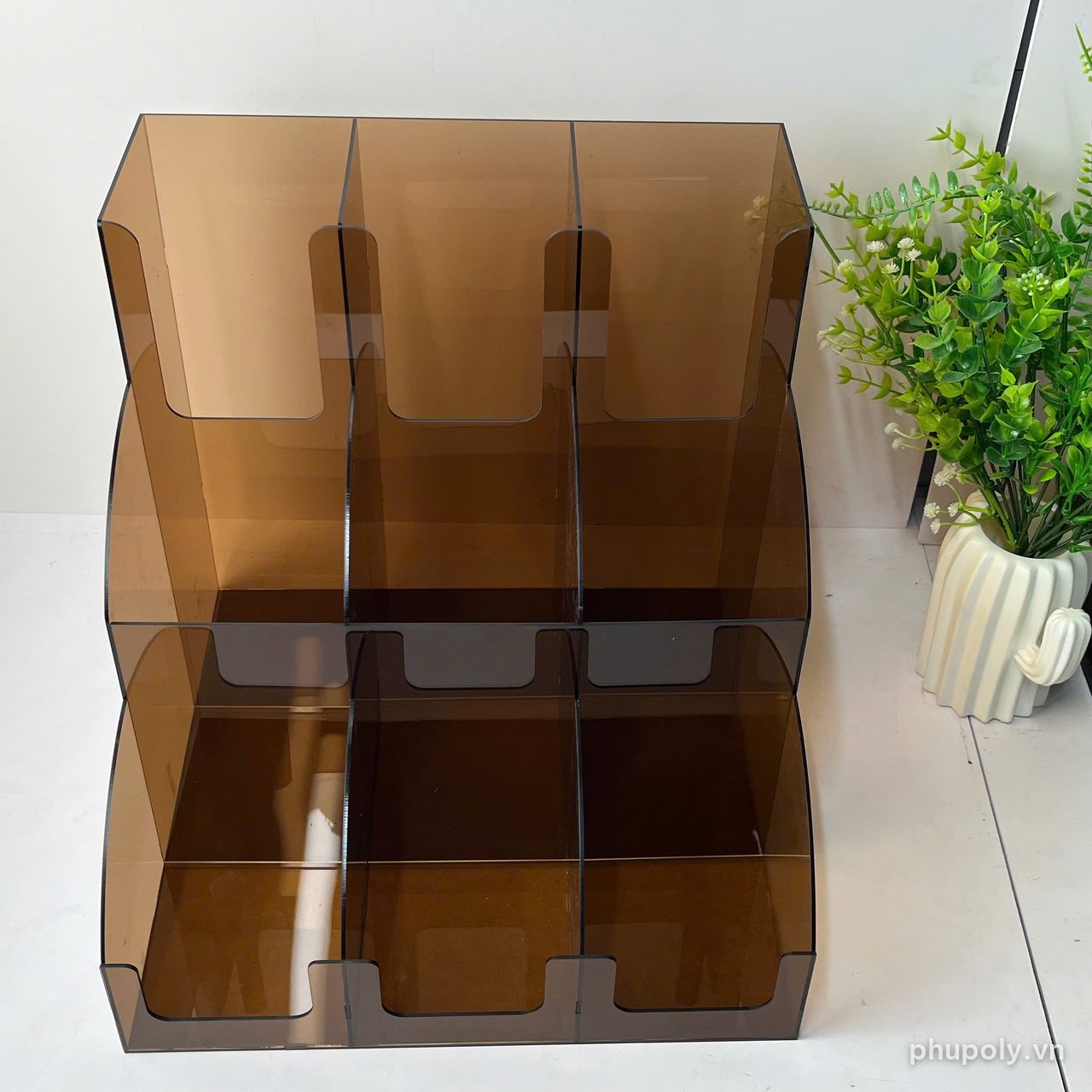 Kệ mica màu trà đựng ly nước 9 ngăn ba tầng, nhìn chính diện