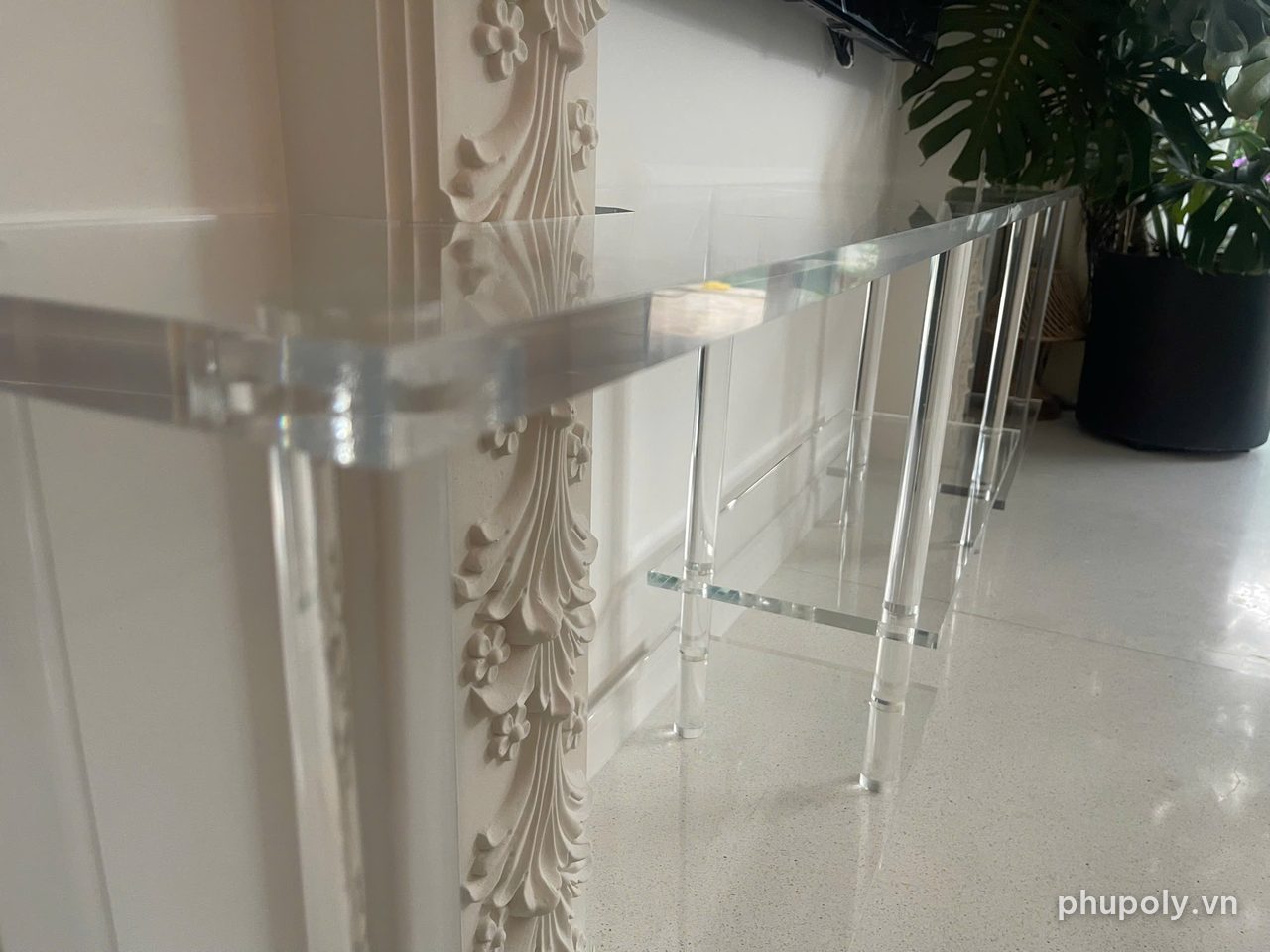 Kệ mica trong thành phẩm đặt tại nhà khách