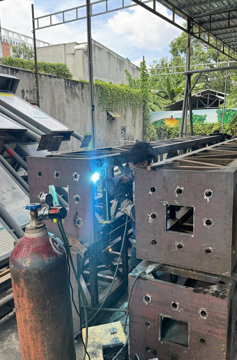 Gia công kết cấu thép khung mái bến xe Chợ Lớn