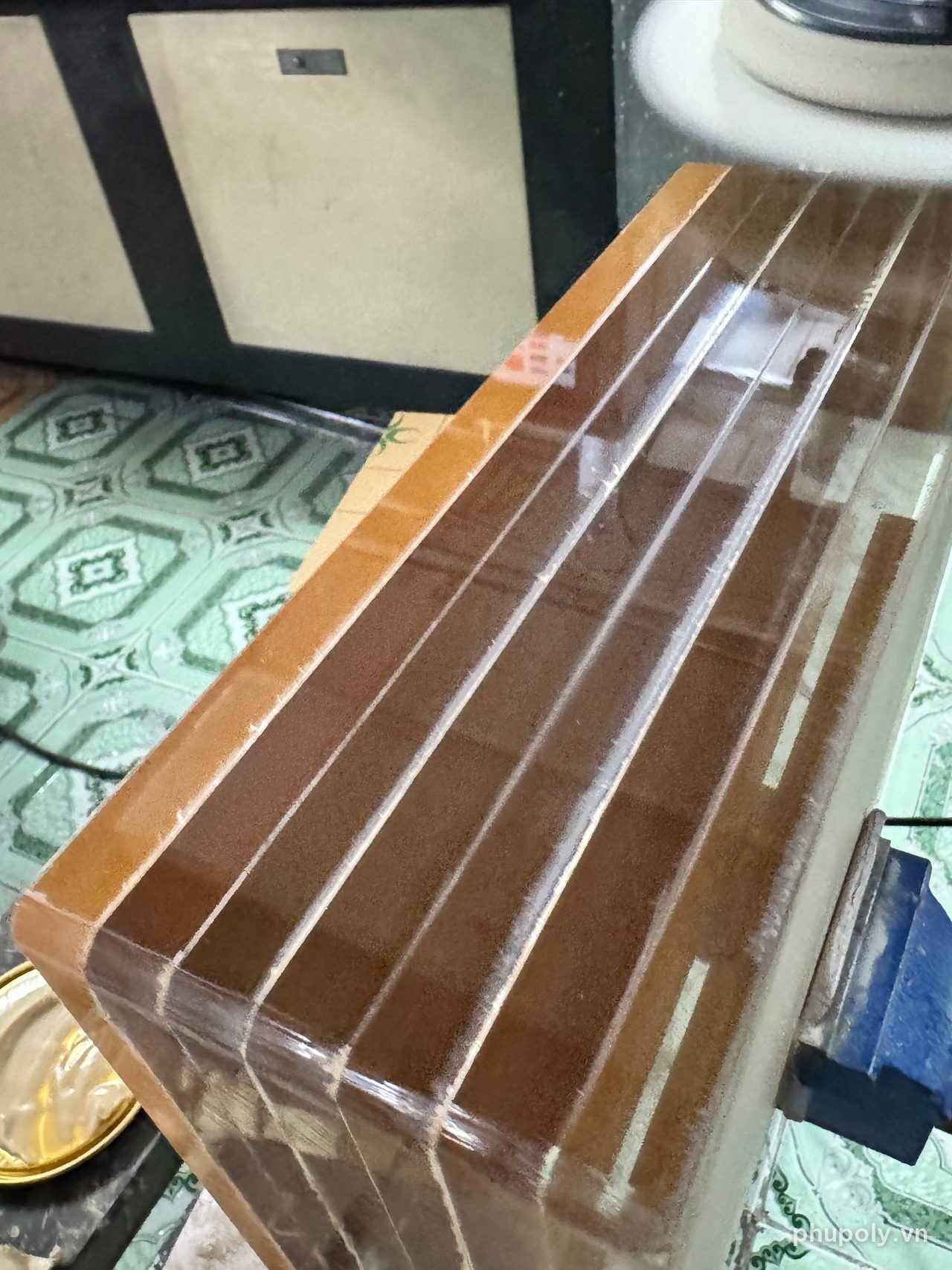 Khối mica dán ghép nhiều lớp đang đánh bóng cạnh