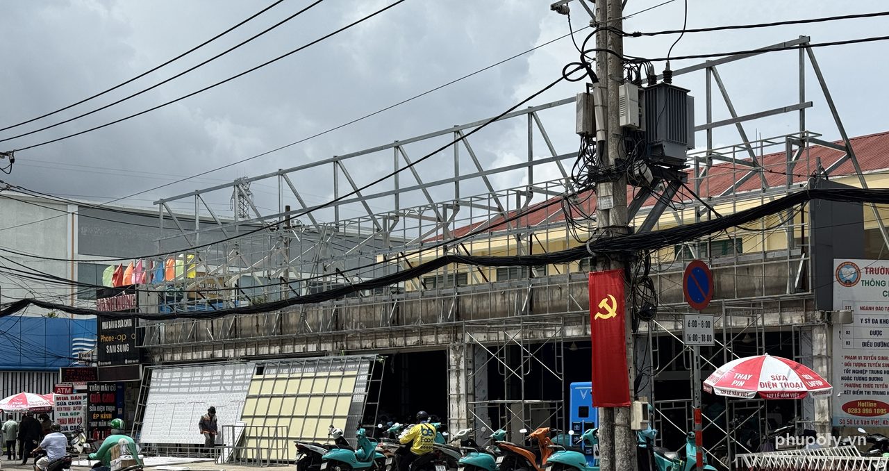 Khung sắt kẻ ô dựng trước mặt tiền để ốp tấm Alu