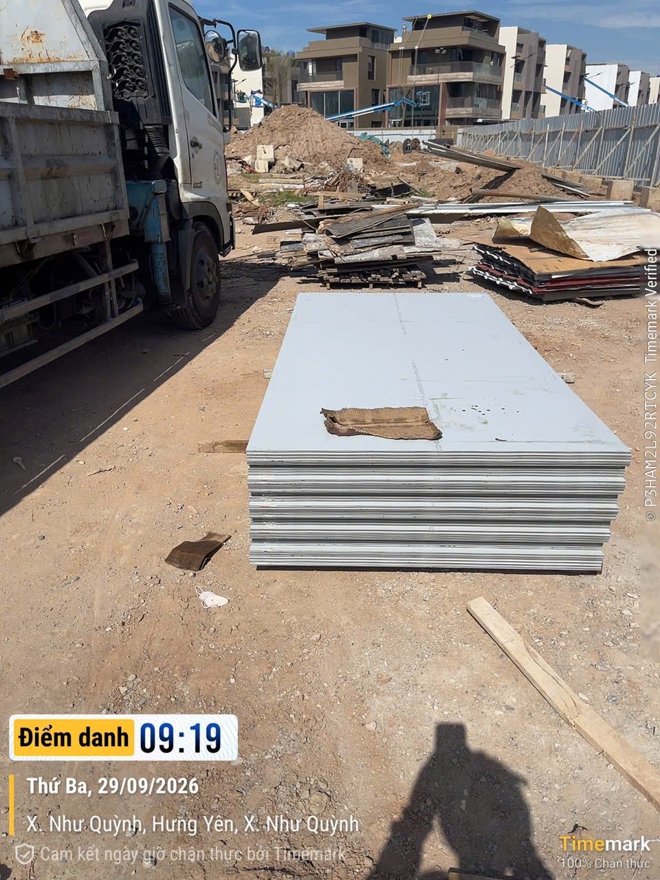 Kiện tấm Alu 1220x2440 xếp phẳng tại công trường Hưng Yên, ảnh Timemark 09:19 ngày 29/09/2026