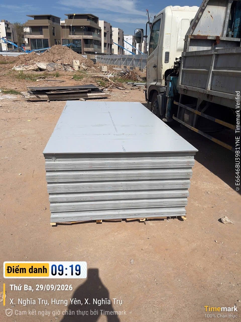 Kiện tấm Alu PVDF 5mm trên pallet cạnh xe cẩu tại Vinhomes Hưng Yên