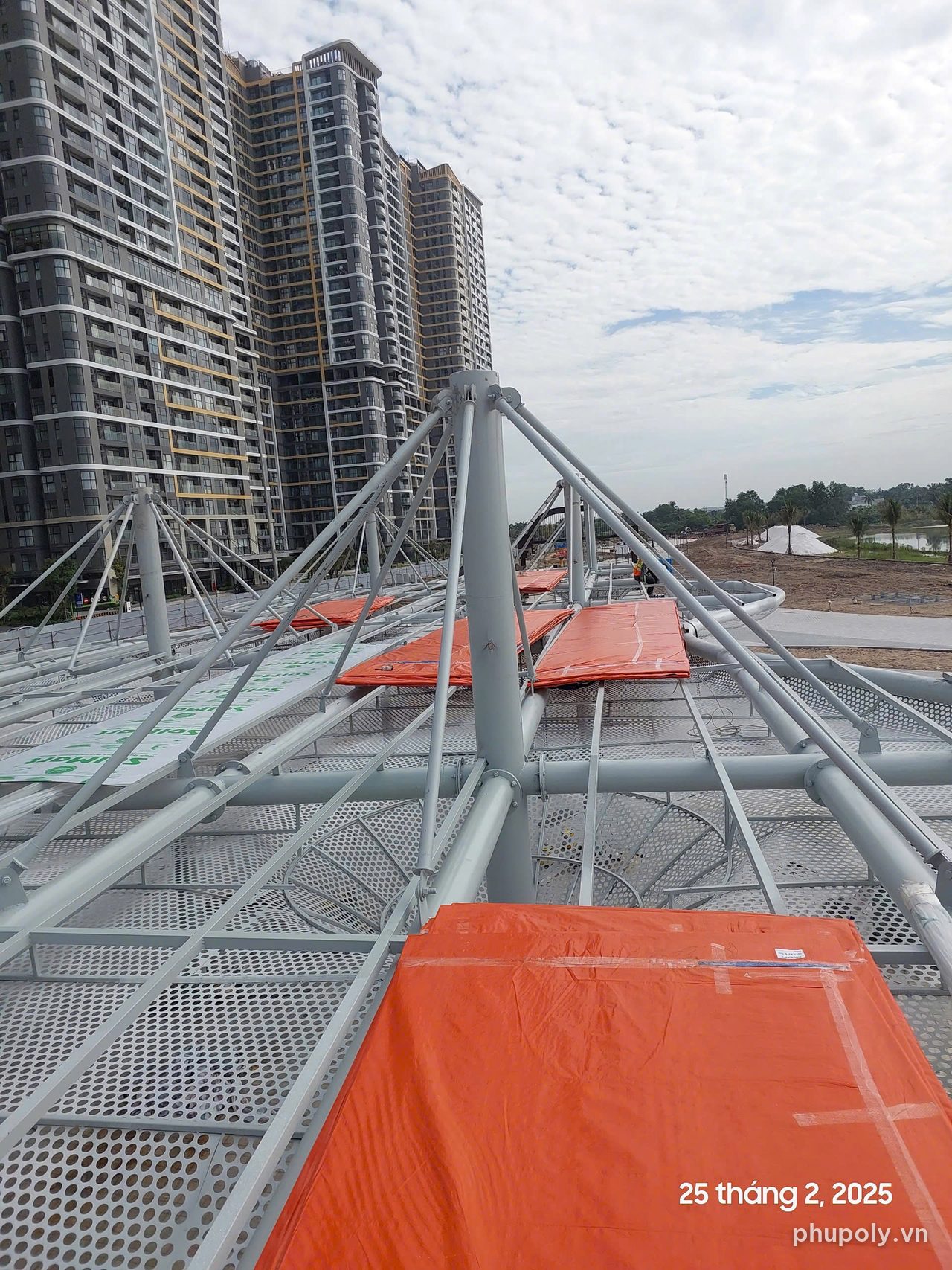 Kiện poly đặc SolMart 3 10mm bọc cam đặt trên khung mái cánh hoa, 25/02/2025