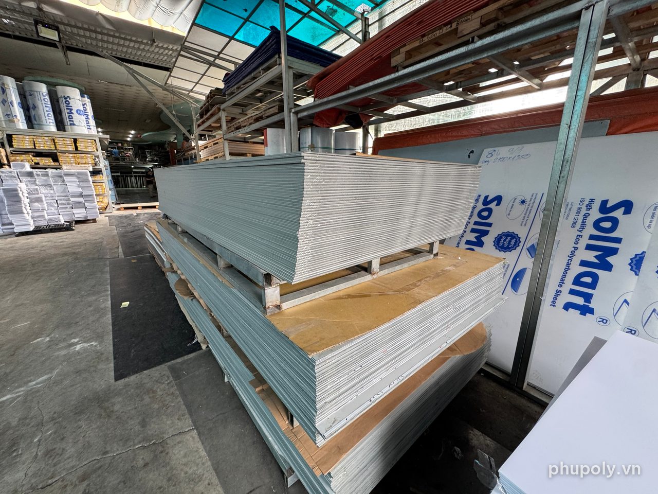 Kiện tấm Alu Alcorest xếp trên pallet tại kho Sơn Băng Thủ Đức, cạnh tấm poly SolMart