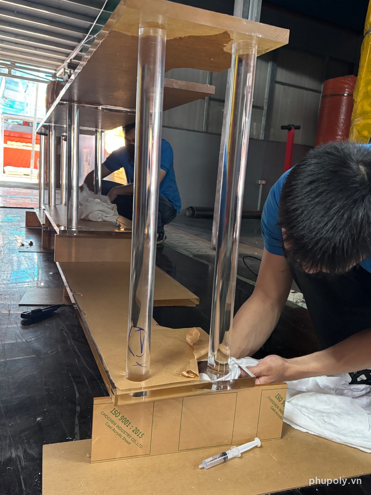 Thợ lắp kệ mica trong tại xưởng